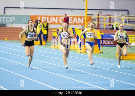 Sumy, UCRAINA - 20 FEBBRAIO 2020: Viktoriya Ratnikova vince la 60m finale in pista interna Ucraina e campionato di campo 2020. Foto Stock