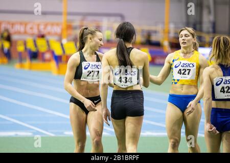 Sumy, UCRAINA - 20 FEBBRAIO 2020: Viktoriya Ratnikova vince la 60m finale in pista interna Ucraina e campionato di campo 2020. Foto Stock