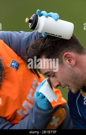 Un giocatore di calcio del randello di rugby dilettante che riceve le cure mediche. Foto Stock