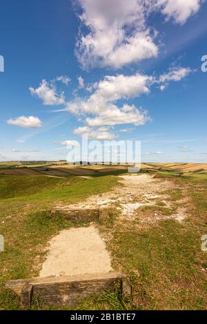 La vista a nord e Chanctonbury Ring da Cissbury Ring nel South Downs National Park, West Sussex, Inghilterra meridionale, Regno Unito. Foto Stock