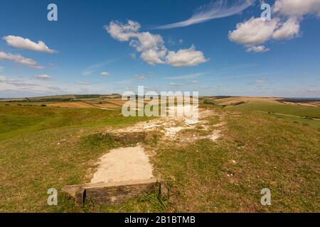 La vista a nord e Chanctonbury Ring da Cissbury Ring nel South Downs National Park, West Sussex, Inghilterra meridionale, Regno Unito. Foto Stock