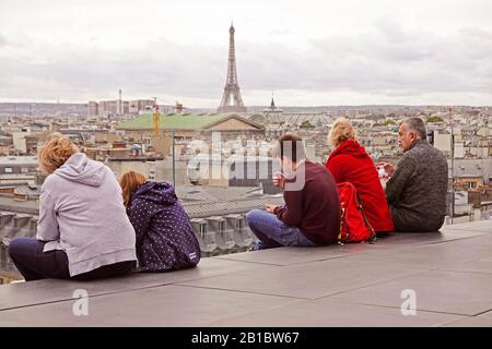 Vista sulla Torre Eiffel dal tetto delle Galeries Lafayette Parigi Francia Foto Stock