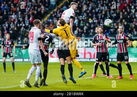 24 febbraio 2020, Hessen, Francoforte sul meno: Calcio: Bundesliga, 23rd matchday, Eintracht Francoforte - 1 FC Union Berlin, in Commerzbank Arena. Il Marvin Friedrich di Berlino (sopra) fallisce davanti all'obiettivo a causa del portiere Kevin Trapp di Francoforte. Foto: Uwe Anspach/dpa - NOTA IMPORTANTE: In conformità con le norme del DFL Deutsche Fußball Liga e del DFB Deutscher Fußball-Bund, è vietato sfruttare o sfruttare nello stadio e/o dal gioco fotografato sotto forma di immagini di sequenza e/o serie di foto video-simili. Foto Stock