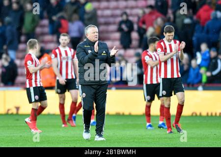 22nd febbraio 2020, Bramall Lane, Sheffield, Inghilterra; Premier League, Sheffield United contro Brighton e Hove Albion : il responsabile dello Sheffield United, Chris Wilder applaude i sostenitori della casa alla fine del gioco con la sua squadra Foto Stock