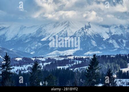 Splendida vista panoramica dei droni aerei sui Monti Tatra (Tatra, Tatra) - catena montuosa tra Slovacchia e Polonia - sono il monte più alto Foto Stock