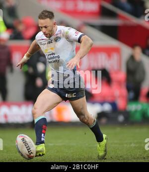 22nd Febbraio 2020, AJ Bell Stadium, Eccles, Inghilterra; Betfred Super League, Salford Red Devils / Leeds Rhinoos: Luke Gale di Leeds Rhinoos calcia la palla. Foto Stock