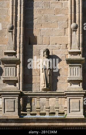 Scultura dell'Apostolo Santiago sulla torre Berenguela della Cattedrale di Santiago di Compostela Foto Stock