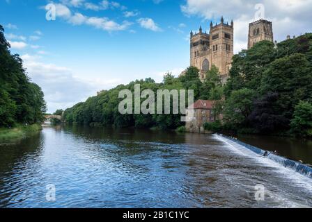 Weir sul fiume Indossare a Durham città con Durham Catherdral si affaccia. Co. Durham, Regno Unito. Foto Stock