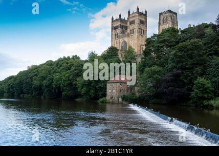 Weir sul fiume Indossare a Durham città con Durham Catherdral si affaccia. Co. Durham, Regno Unito. Foto Stock