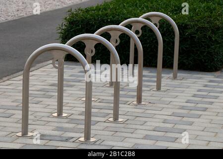 parcheggio per biciclette vuoto in metallo Foto Stock