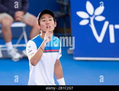 Delray BEACH, FL - 23 FEBBRAIO: Un Yoshihito Nishioka(JPN) sconvolto cerca di tacere un ventilatore rumoroso durante la sua finale partita contro Reilly Opelka(USA) al 2020 Delray Beach Open di Vitacost.com a Delray Beach, Florida. 23 Febbraio 2020. Credito: Andrew Patron/Mediapunch Foto Stock