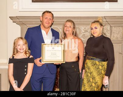 Warrington, Regno Unito. 24th Feb 2020. Ben Westwood con il suo certificato Di cittadino onorario di Warrington Town insieme con la moglie Debbie, e le figlie Tyler e Gracie, Credit: John Hopkins/Alamy Live News Foto Stock