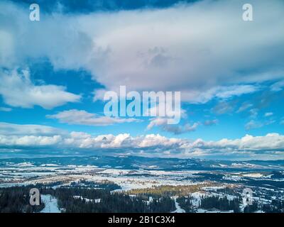 Splendida vista panoramica dei droni aerei sui Monti Tatra (Tatra, Tatra) - catena montuosa tra Slovacchia e Polonia - sono il monte più alto Foto Stock