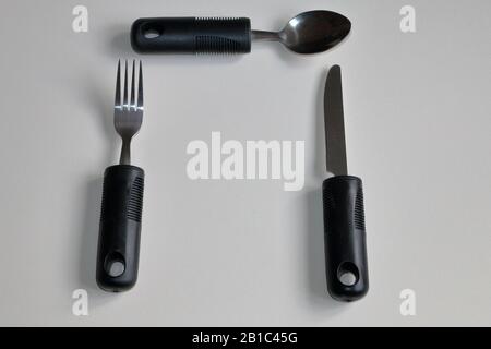 posate grandi maneggiate per persone con scarsa aderenza, come gli anziani. Foto Stock