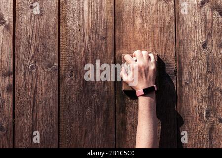 Free climbing parete di formazione pratica, stretta di mano Foto Stock