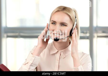 L'uso dell'auricolare a contatto con entrambe le mani. Foto Stock