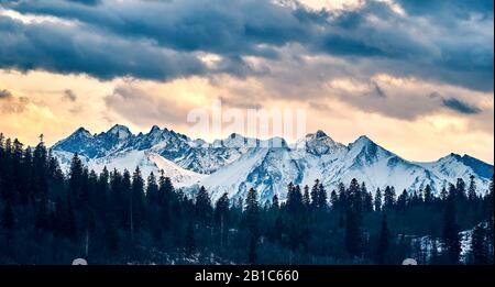 Splendida vista panoramica dei droni aerei sui Monti Tatra (Tatra, Tatra) - catena montuosa tra Slovacchia e Polonia - sono il monte più alto Foto Stock