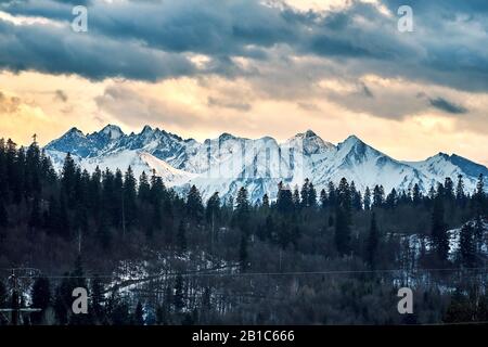 Splendida vista panoramica dei droni aerei sui Monti Tatra (Tatra, Tatra) - catena montuosa tra Slovacchia e Polonia - sono il monte più alto Foto Stock