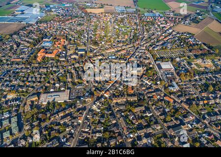 Veduta aerea, vista villaggio Straelen, storico restaurato centro storico, cimitero, chiesa cattolica San Pietro e Paolo, vita e vita, Straelen, Niederr Foto Stock