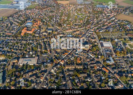 Veduta aerea, vista villaggio Straelen, storico restaurato centro storico, cimitero, chiesa cattolica San Pietro e Paolo, vita e vita, Straelen, Niederr Foto Stock