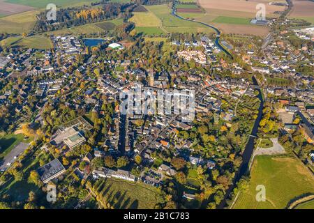 Veduta aerea, vista sul villaggio Wachtendonk, chiesa cattolica di San Marien, chiesa cattolica di San Michele, Kirchplatz, fiume Niers, Wachtendonk, Lower Rhi Foto Stock