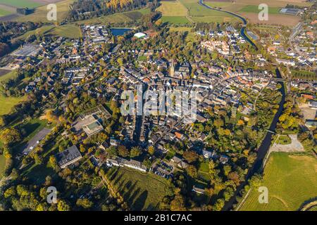 Veduta aerea, vista locale Wachtendonk, chiesa cattolica di San Marien, chiesa cattolica di San Michele, piazza della chiesa, fiume Niers, Wachtendonk, Basso Reno, No Foto Stock