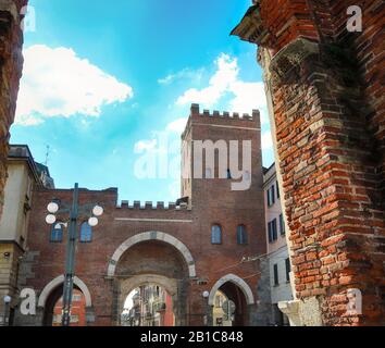 I resti della porta medievale (porta) Ticinese, Milano Foto Stock