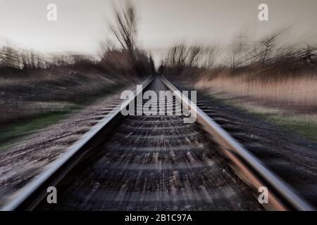 Binario ferroviario con sfocatura movimento. Concetto di trasporto ad alta velocità e natura astratta Foto Stock