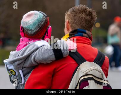 Shrove Lunedi processione a DŸsseldorf, carnevale di strada, bambino in costume con cuffie, contro il rumore della processione, Foto Stock