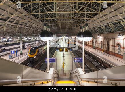 Treni di crosscountry e treni della Northern Rail sotto il tetto alla stazione ferroviaria di Manchester Piccadilly Foto Stock