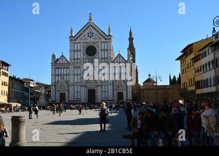 Ottobre 2016 - Piazza Santa Croce e Basilica di Santa Croce, la chiesa francescana principale di Firenze, Italia. Patrimonio Dell'Umanità Dell'Unesco Foto Stock