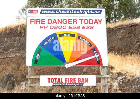 Posizione estrema sul cartello di pericolo di incendio, Sumner Road, Sumner, Christchurch, Canterbury Region, Nuova Zelanda Foto Stock