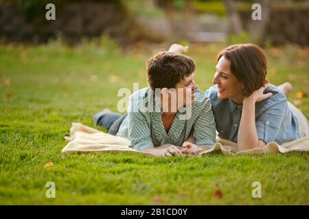 Young couple looking at a blue print of their new home. Foto Stock