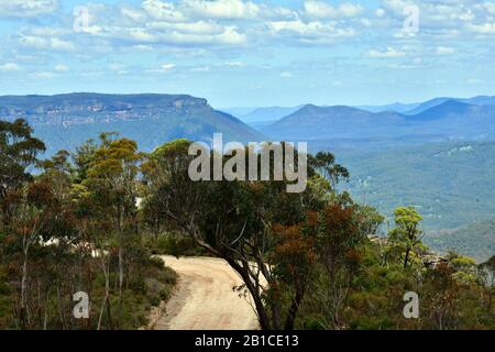 Una vista da una strada sterrata vicino al punto panoramico di HarGraves a Blackheath, NSW Foto Stock
