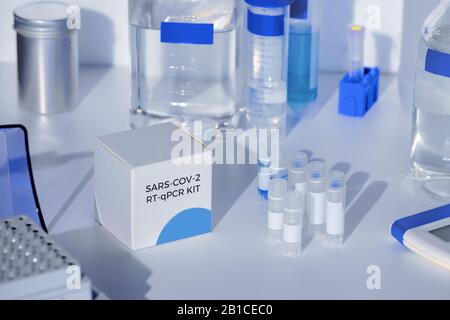 Kit di diagnostica pcr SARS-COV-2. Si tratta di un kit RT-PCR per rilevare la presenza di virus 2019-nCoV che causa la presenza di malattia di Covid-19 nei campioni clinici. Test Foto Stock