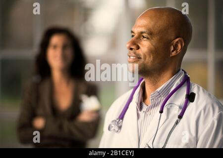 Sorridente medico adulto medio. Foto Stock