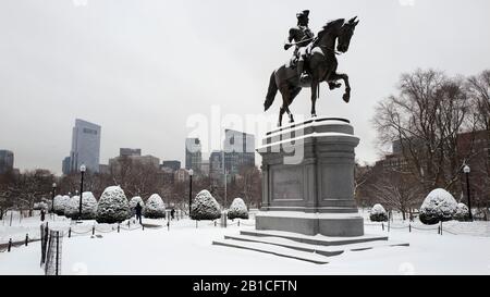 George Washington Statua Boston nella neve Foto Stock