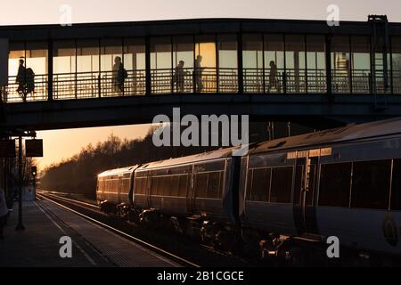 Arriva Northern rail Bombardier classe 170 Turbostar treno glinting al tramonto a Meadowhall Foto Stock