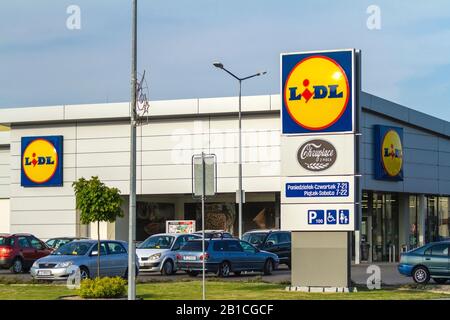 Zamosc / Polonia - 5 settembre 2018: Logo Lidl sul supermercato Lidl. Lidl è una catena di supermercati tedesca. Foto Stock