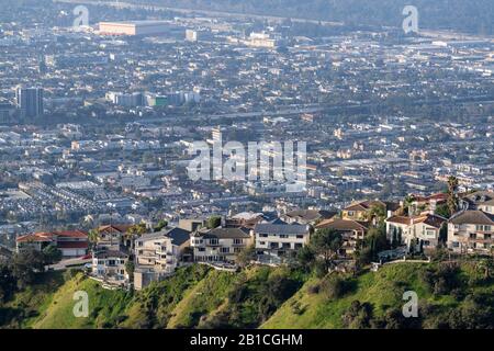 Case in cima alla collina sopra lo smog della contea di Los Angeles nell'area di Verdugo Hills di Glendale California. Foto Stock