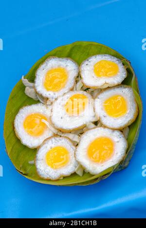 Tailandese tradizionale cibo di strada dessert, Kanom Krok o noce di cocco frittelle di riso. Close-up street food sfondo dalla Tailandia Foto Stock