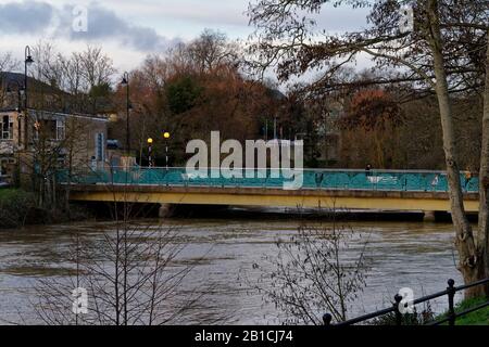 Alti livelli d'acqua nel fiume Avon al Bridge, Chippenham, Wiltshire, Regno Unito Foto Stock