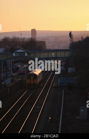 Treni Northern Rail e Stagecoach Sheffield Supertram allo svincolo Meadowhall stazione ferroviaria, South Yorkshire al tramonto Foto Stock