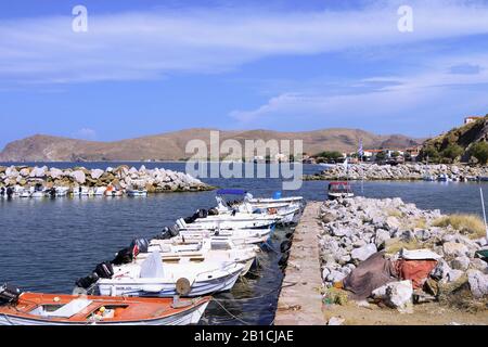 Skala Eressou, il piccolo porto di pescatori sul bordo orientale della città costiera di Skala Eressou, a Lesvos (Lesbo) isola, Grecia, Europa. Foto Stock