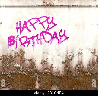 Parete sezione con graffiti scritta BUON COMPLEANNO Foto Stock