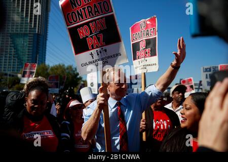 02192020 - Las Vegas, Nevada, USA: Il candidato presidenziale democratico che spera Tom Steyer campagne sulla linea di picchetto con i membri dell'Unione Dei Lavoratori Culinari locale 226 fuori dal Palms Casino a Las Vegas, Mercoledì, 19 febbraio 2020. Foto Stock