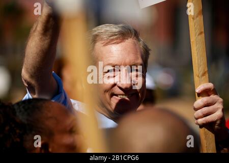 02192020 - Las Vegas, Nevada, USA: Il candidato presidenziale democratico che spera Tom Steyer campagne sulla linea di picchetto con i membri dell'Unione Dei Lavoratori Culinari locale 226 fuori dal Palms Casino a Las Vegas, Mercoledì, 19 febbraio 2020. Foto Stock