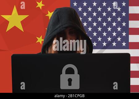 Donna hacker violazione dei dati Cina vs Russia cyber guerra Foto Stock