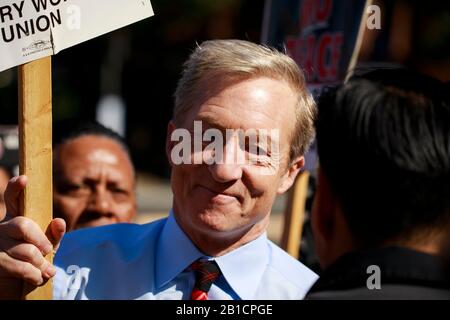 02192020 - Las Vegas, Nevada, USA: Il candidato presidenziale democratico che spera Tom Steyer campagne sulla linea di picchetto con i membri dell'Unione Dei Lavoratori Culinari locale 226 fuori dal Palms Casino a Las Vegas, Mercoledì, 19 febbraio 2020. Foto Stock