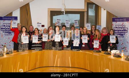 Edimburgo, Regno Unito. 6 novembre 2019.Nella Foto: (7th da sinistra) Monica Lennon MSP - Segretario del gabinetto ombra per la salute E lo sport, membro per la Scozia centrale. Periodo Prodotti (Libera Disposizione) (Scozia) Bill. Sostenitori Del Periodo Products (disposizione libera) (Scozia) Bill si unirà al Segretario del Gabinetto ombra del lavoro scozzese per la salute e lo sport, Monica Lennon MSP per sostenere formalmente la legislazione proposta mentre si imbarca sulla fase Uno del processo legislativo. Credito: Colin Fisher/Alamy Live News. Foto Stock